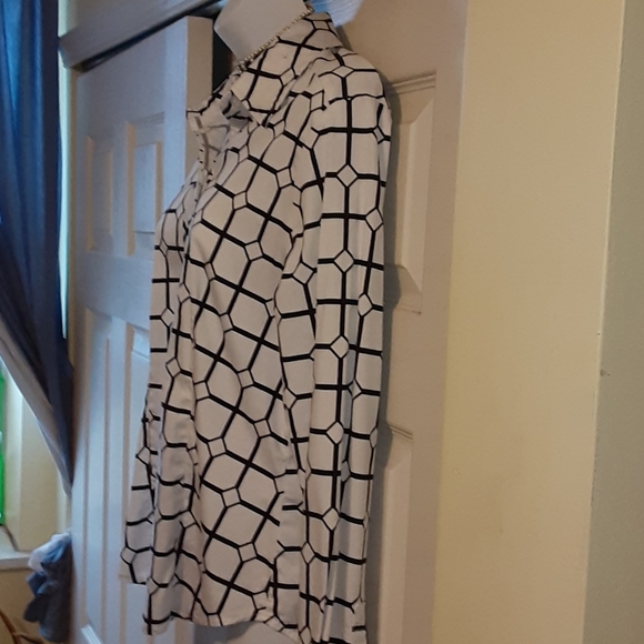 ** NEW YORK & COMPANY BLACK AND WHITE PRINT  TOP, SIZE  MEDIUM - Picture 4 of 7